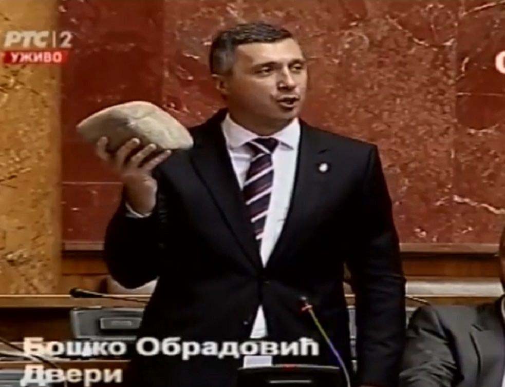 БОЛЕ СТОНДИРАО У СКУПШТИНИ: У РИЈАЛИТИЈУ званом Скупштина Србије, никад досадно! Обрадовић ФЛИПНУО, унео КАМЕН на седницу и започео са РЕЦИТАЦИЈОМ?!